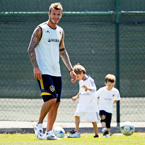 HAVING A BALL photo | David Beckham