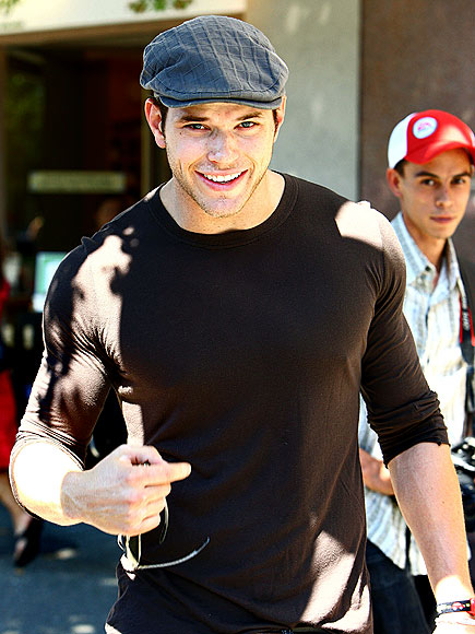 Kellan Lutz ditches his workout gear for some shopping during a little ... Kellan Lutz ditches his workout gear for some shopping during a little ...