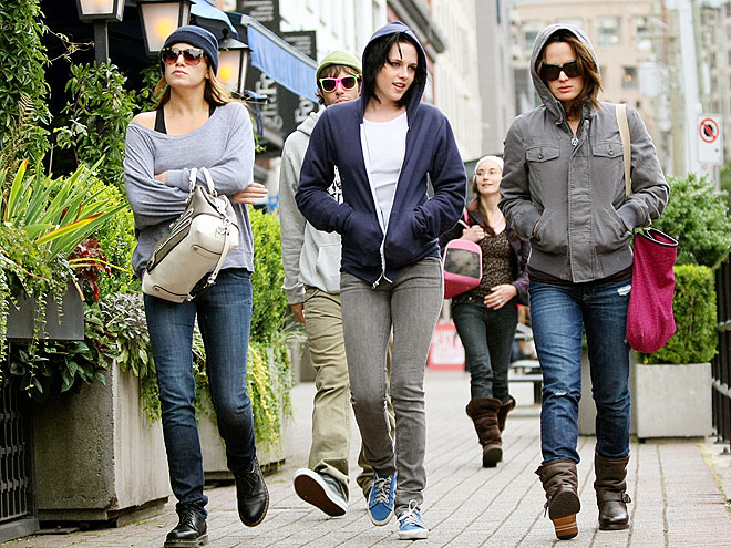 BUNDLED UP photo | Elizabeth Reaser, Kristen Stewart, Nikki Reed