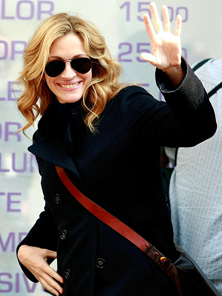DO THE WAVE photo | Julia Roberts