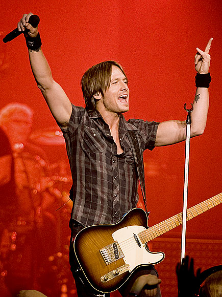 RAISING HIS VOICE photo | Keith Urban