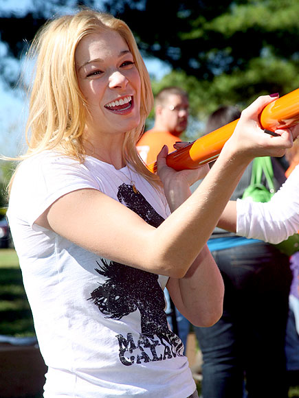 HELPING HAND photo | LeAnn Rimes