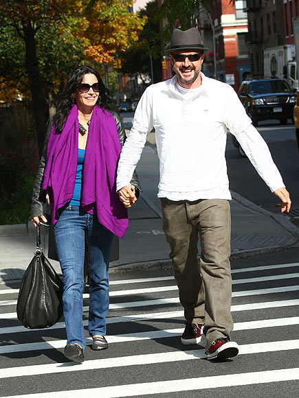 GIVE THEM A HAND photo | Courteney Cox, David Arquette