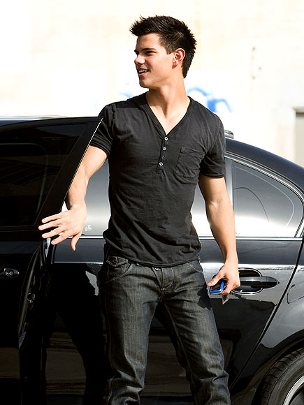 WORK IT OUT photo | Taylor Lautner