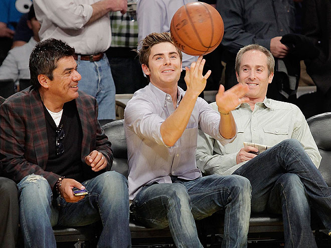 SPIRITED FINGERS photo | Zac Efron