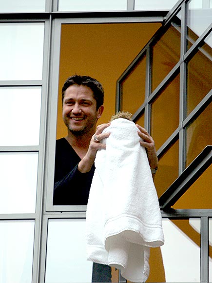 IN GOOD HUMOR photo | Gerard Butler