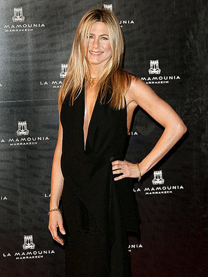 Jen Aniston Strikes a Pose | Jennifer Aniston