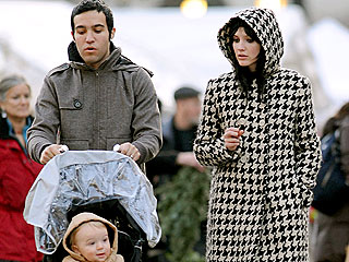 Star Tracks: Star Tracks: Thursday, December 10, 2009 | Ashlee Simpson, Pete Wentz