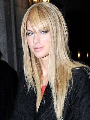 taylor swift with straight hair bangs. Taylor Swift#39;s Hair Makeover
