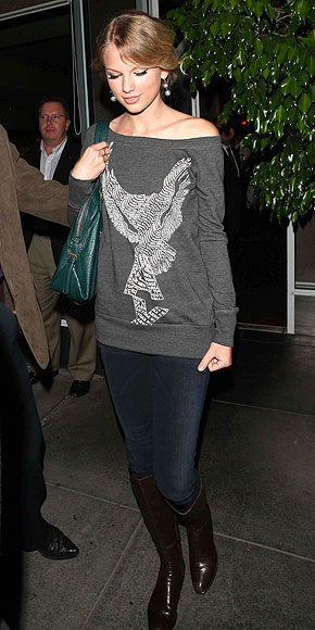 The country singer keeps it casual in an off-the-shoulder sweatshirt,
teal purse, skinny jeans and black boots. Which piece is under $100? | Taylor Swift