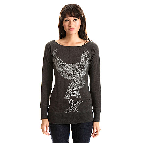 The country singer keeps it casual in an off-the-shoulder sweatshirt,
teal purse, skinny jeans and black boots. Which piece is under $100?