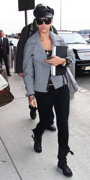 RIHANNA  photo | Airport Style, Rihanna