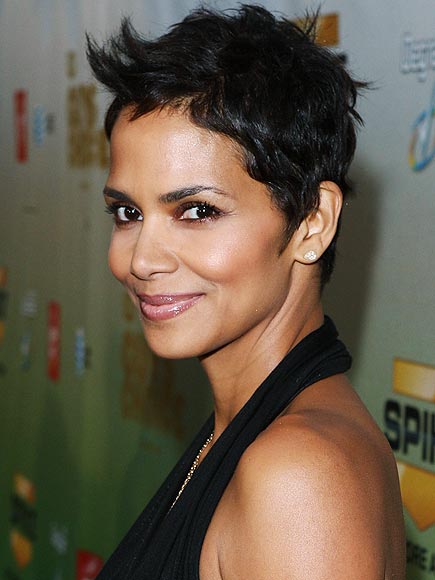 halle berry wallpaper. Re Halle Berry went shopping