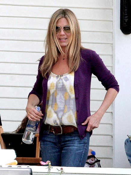 JENNIFER ANISTON'S TANK AND JEANS photo | Jennifer Aniston