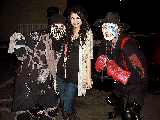 SELENA GOMEZ'S CARDIGAN photo | Selena Gomez