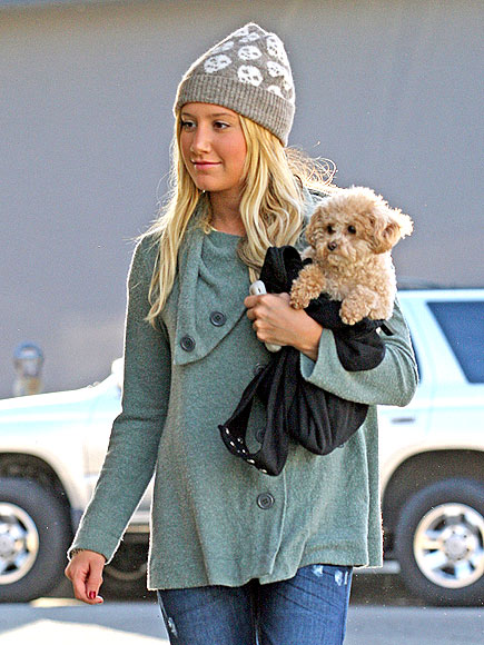 ASHLEY TISDALE'S SWEATER photo | Ashley Tisdale