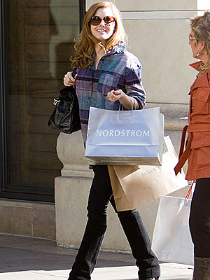 GSI Media Actress Amy Adams , who recently announced her pregnancy, kept her blossoming belly hidden behind an armful of shopping bags Wednesday at The 