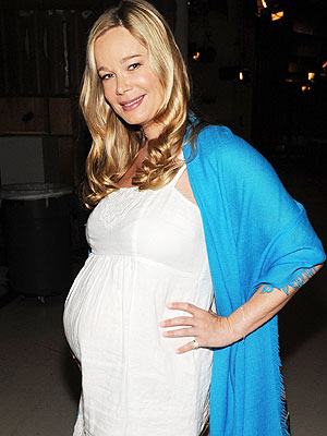 BumpWatch Jennifer Gareis Wows in White