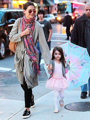 Spotted: Katie Holmes and Suri’s Dinner Date Spotted: Katie Holmes and Suri’s Dinner Date