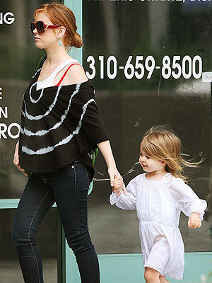 VT/Splash News Online Rockin' her skinny jeans, Isla Fisher let speculation 