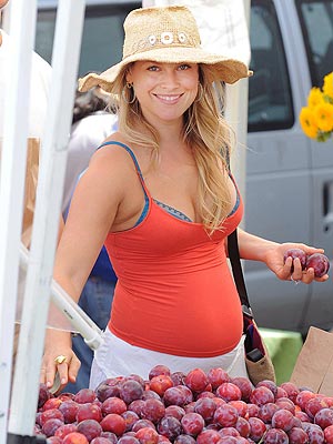 BumpWatch: Ali Larter Picks the Perfect Plum