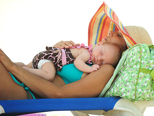 bethenny frankel baby bryn pictures. Spotted: Bethenny#39;s Beach Baby