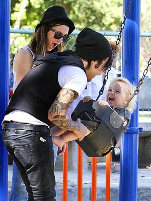 pete wentz 2010. park – Pete Wentz and wife