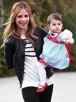 Sarah Michelle Gellar Baby Pictures on Sarah Michelle Takes Her Tot Trick Or Treating     Moms   Babies