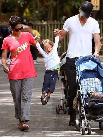 FAMILY PORTRAIT  photo | Halle Berry