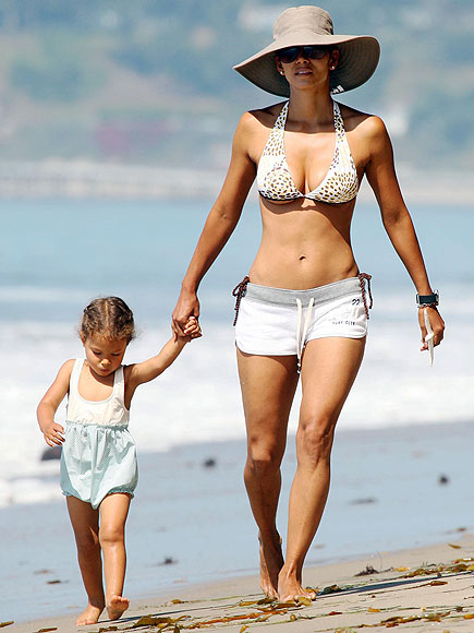 halle berry baby beach. Halle+erry+aby+pictures+