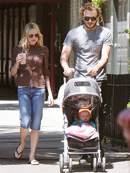 ON A STROLL photo | Heath Ledger, Michelle Williams