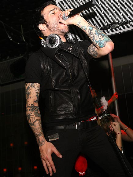 http://img2.timeinc.net/people/i/2010/galleries/new-years/pete-wentz-435.jpg