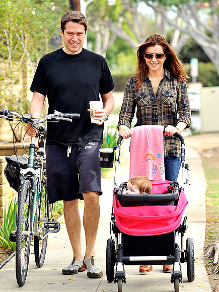 STROLLING photo | Alyson Hannigan