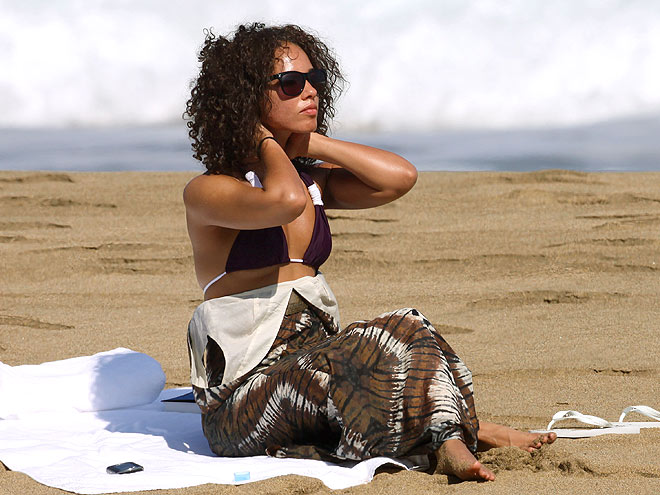 CHILLING AT THE BEACH photo | Alicia Keys