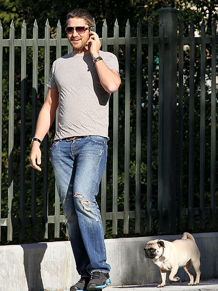 WALKING HIS DOG photo | Gerard Butler