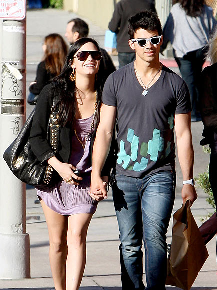 STROLLING photo Demi Lovato Joe Jonas