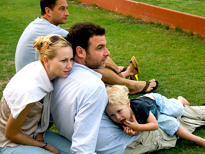 BONDING WITH THE FAMILY photo | Liev Schreiber, Naomi Watts