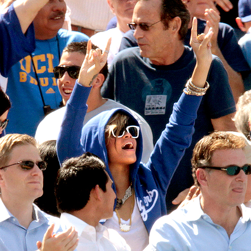 CATCHING A GAME photo | Rihanna