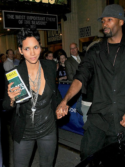 CATCHING A SHOW photo | Halle Berry