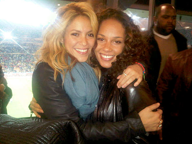 Who Is This Mysterious Woman in Black?| Around the Web, Real People Stories, Alicia Keys, Shakira