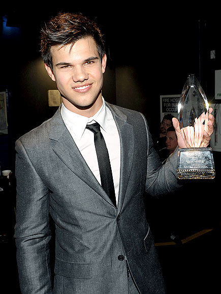 HE'S AWARDWORTHY photo Taylor Lautner