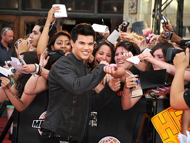 8. HE'S A CROWD PLEASER  photo | Taylor Lautner