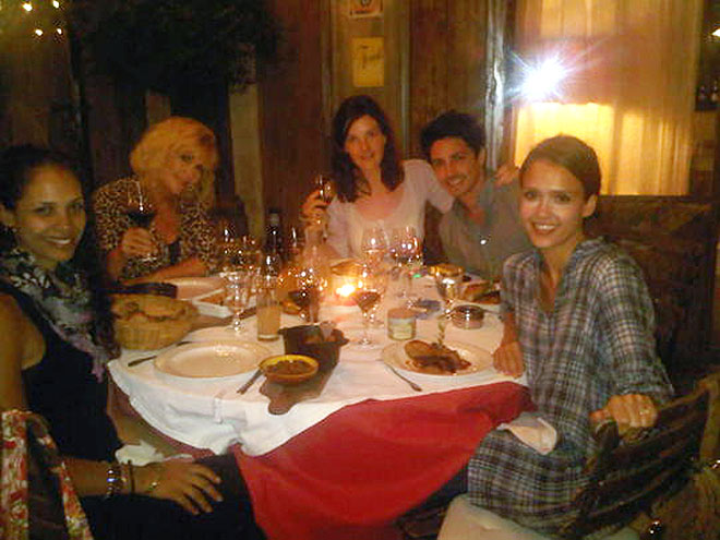 FAMILY DINNER photo | Jessica Alba
