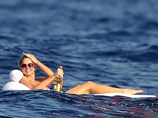 Paris Hilton Makes It Rain Champagne| Paris Hilton