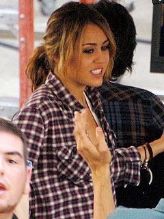 Miley Cyrus 'Rir' Off Breakup no Conjunto