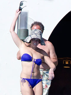 Jennifer Aniston Celebrates Thanksgiving in Mexico – in a Bikini| Chelsea Handler, Jennifer Aniston
