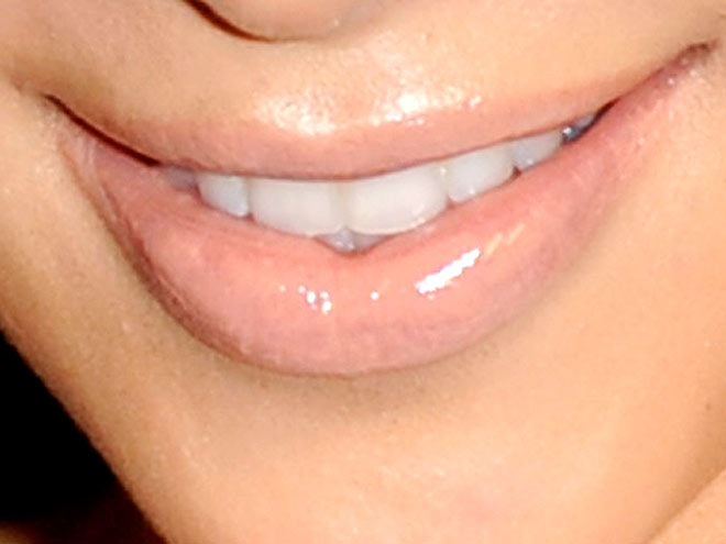 Which Kardashian opted for a pale pucker?