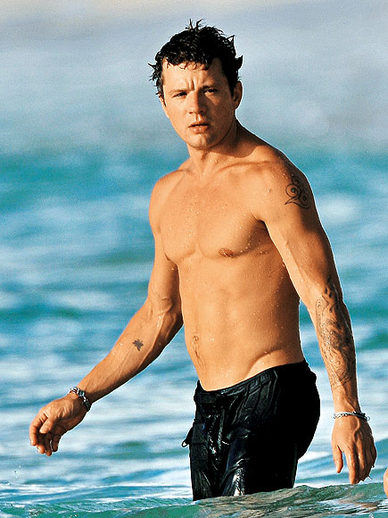 http://img2.timeinc.net/people/i/2010/specials/hottest-bodies/mag/ryan-phillippe.jpg