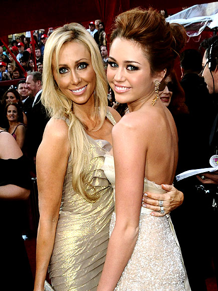 MILEY & TISH CYRUS photo | Oscars 2010, Miley Cyrus