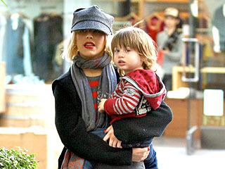 Star Tracks: Star Tracks: Thursday, December 23, 2009 | Christina Aguilera